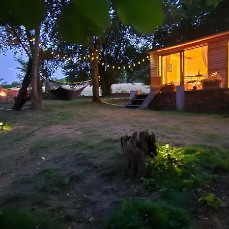 Lüks kamp alanı Tiny House - Schoulenka Pod Mirabelkami *